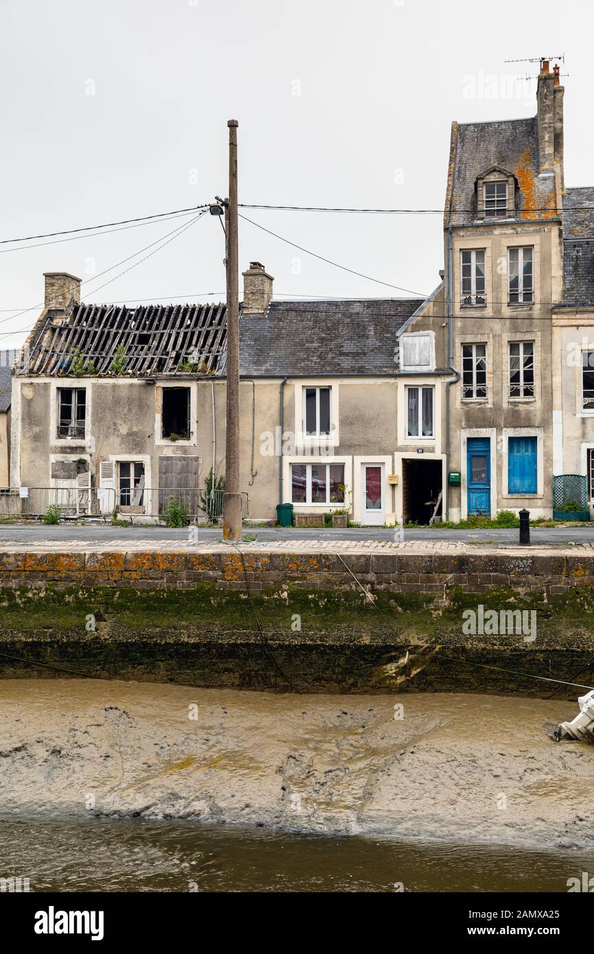 Schrullige Häuser auf der Quayside in Isigny-sur-Mer, Normandie, Frankreich Stockfoto