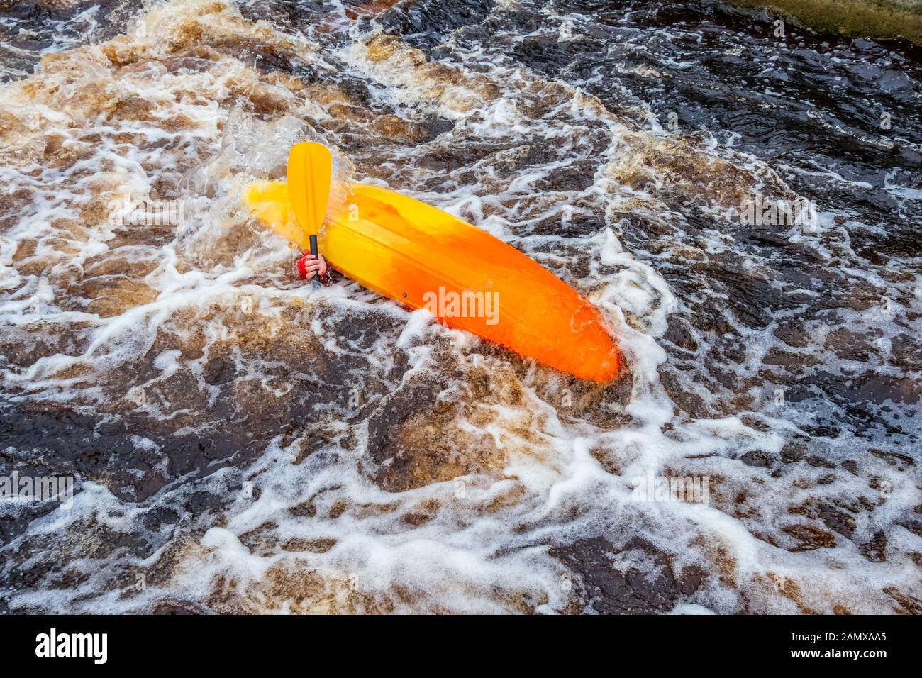 Mann im Kanu oder Kajak im Tees Barrage International White Water Center, Stockton on Tees, County Durham, England, Großbritannien Stockfoto