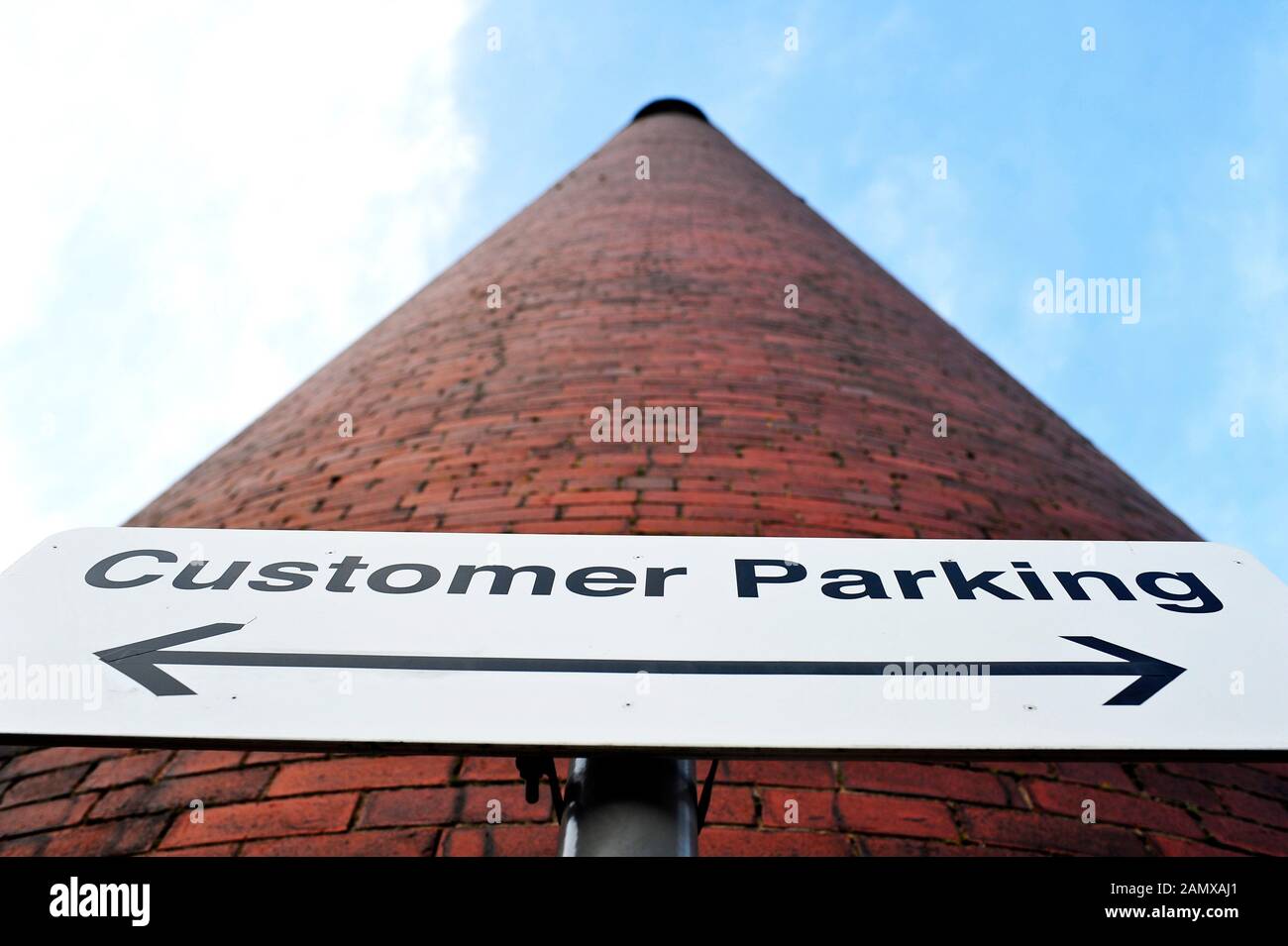 Schild mit dem Kundenparkschild, das am Tulketh Mill Chimney, Preston, Großbritannien angebracht ist Stockfoto