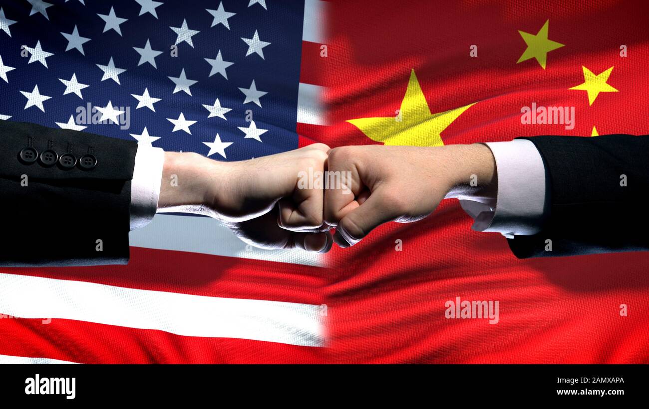 Konflikt zwischen den USA und China, Krise der internationalen Beziehungen, Fäuste auf Flaggenhintergrund Stockfoto