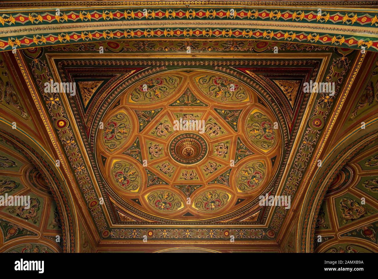Die Decke im historischen Palast der Königszeit ist mit farbenfrohen und goldenen Blumenbildern dekoriert, Kairo, Ägypten Stockfoto