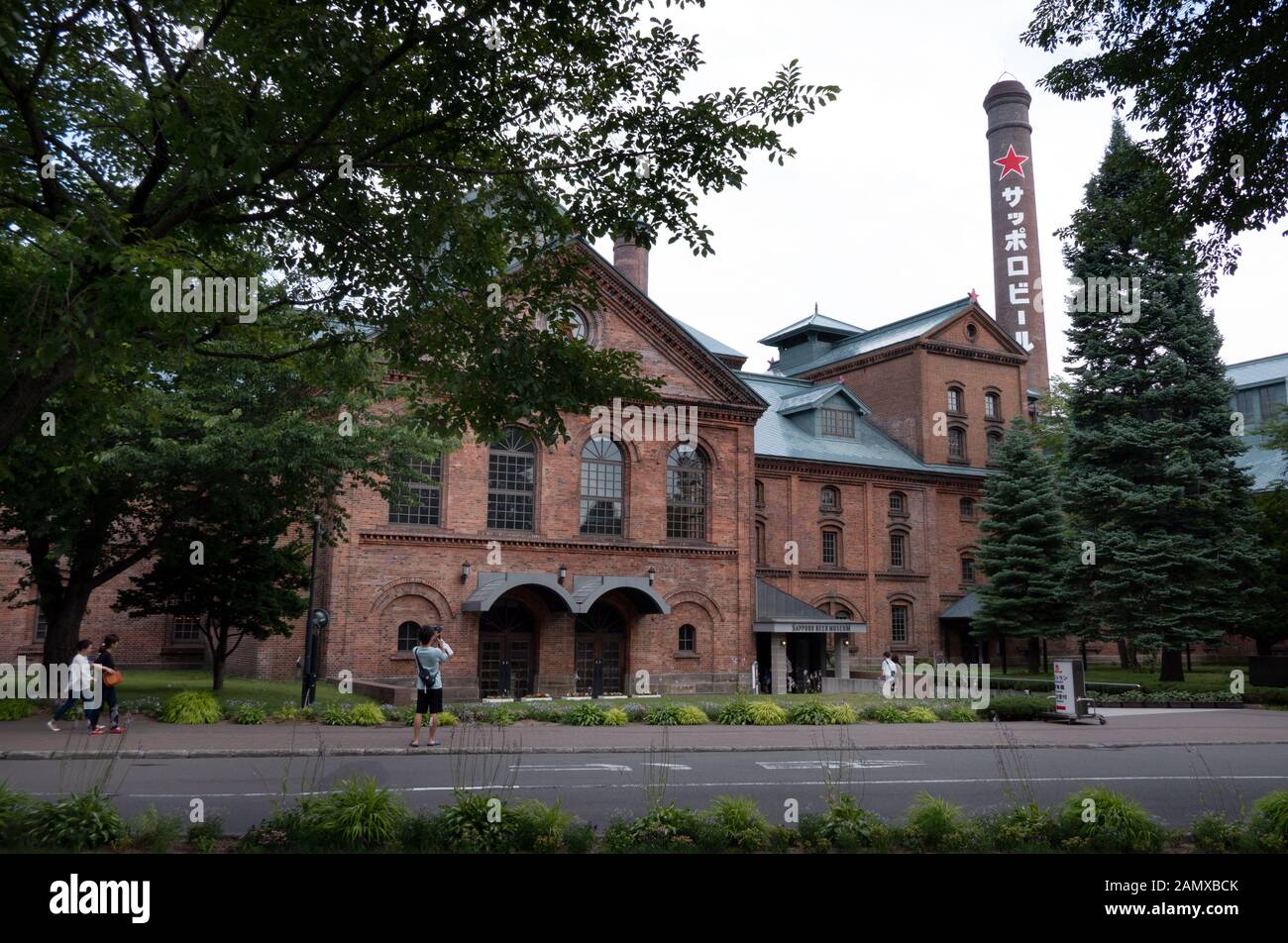 Außenansicht der Sapporo Bierfabrik in Sapporo, Hokkaido, Japan, Asien. Japanische Touristen und Menschen, die Wahrzeichen und alte Industrie besuchen c Stockfoto