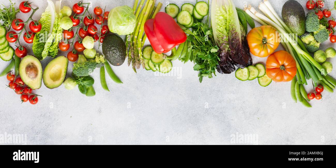 Banner, Foto, frische Zutaten Tomaten Gurken Salat avocado Pfeffer Petersilie Feder Erbsen auf dem weißen Tabelle, Ansicht von oben, Kopieren, selektiven Fokus Stockfoto