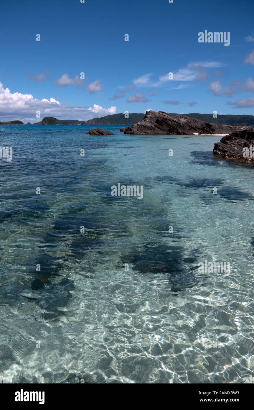 Blick auf japanische Küste und Natur in der Nähe des Strandes Furuzamami auf der Insel Zamami, dem Ryukyu-Archipel, Okinawa, Japan, Asien. Kristallklares Meerwasser mit Korallen Stockfoto