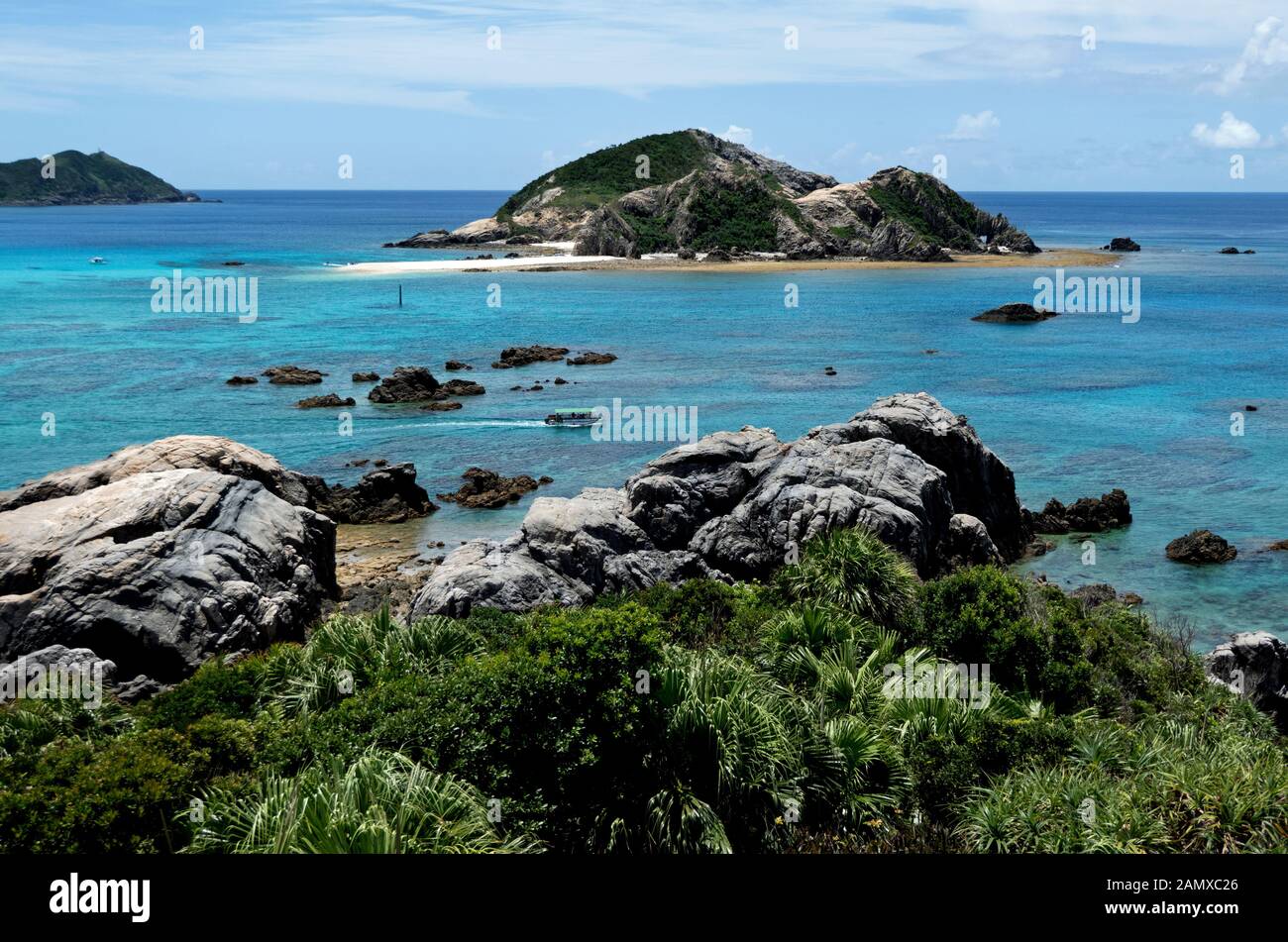 Küste in der Nähe von Aharen Strand auf tokashiki Insel, Kerama Archipel, Okinawa, Japan, Asien. Japanische Landschaft mit Küste. Kristallklare Meer Stockfoto