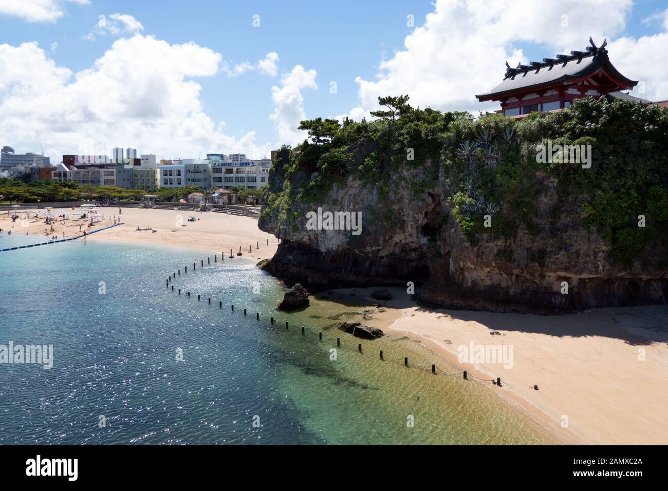 Naminoue-Schrein in Strandnähe in Naha, Okinawa, Japan, Asien. Japanische Menschen schwimmen. Kristallklares Meerwasser mit religiösem Gebäude und Shinto Tempel Stockfoto