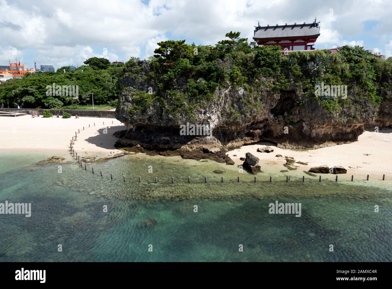 Naminoue-Schrein in Strandnähe in Naha, Okinawa, Japan, Asien. Japanische Menschen schwimmen, Touristen entspannen während des Urlaubs. Kristallklares Meerwasser mit r Stockfoto