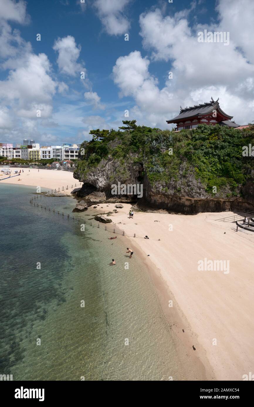 Naminoue-Schrein in Strandnähe in Naha, Okinawa, Japan, Asien. Japanische Menschen schwimmen, Touristen entspannen während des Urlaubs. Kristallklares Meerwasser mit r Stockfoto