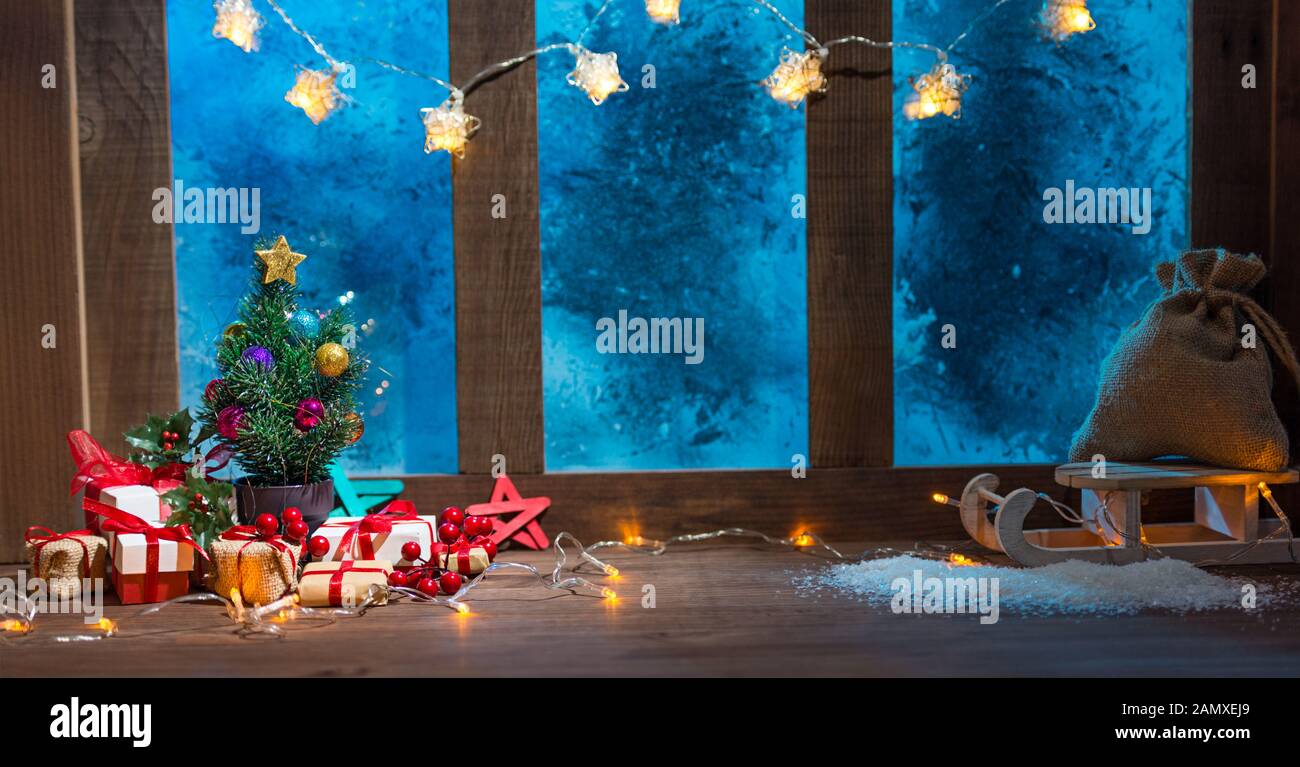 Weihnachten gemütliches Interieur Hintergrund mit Fensterbank mit Leuchten Stockfoto