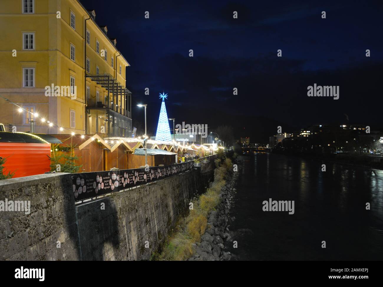 Weihnachtsmarkt am Inn in Innsbruck, Tirol, Österreich, Dezember 2018 Stockfoto