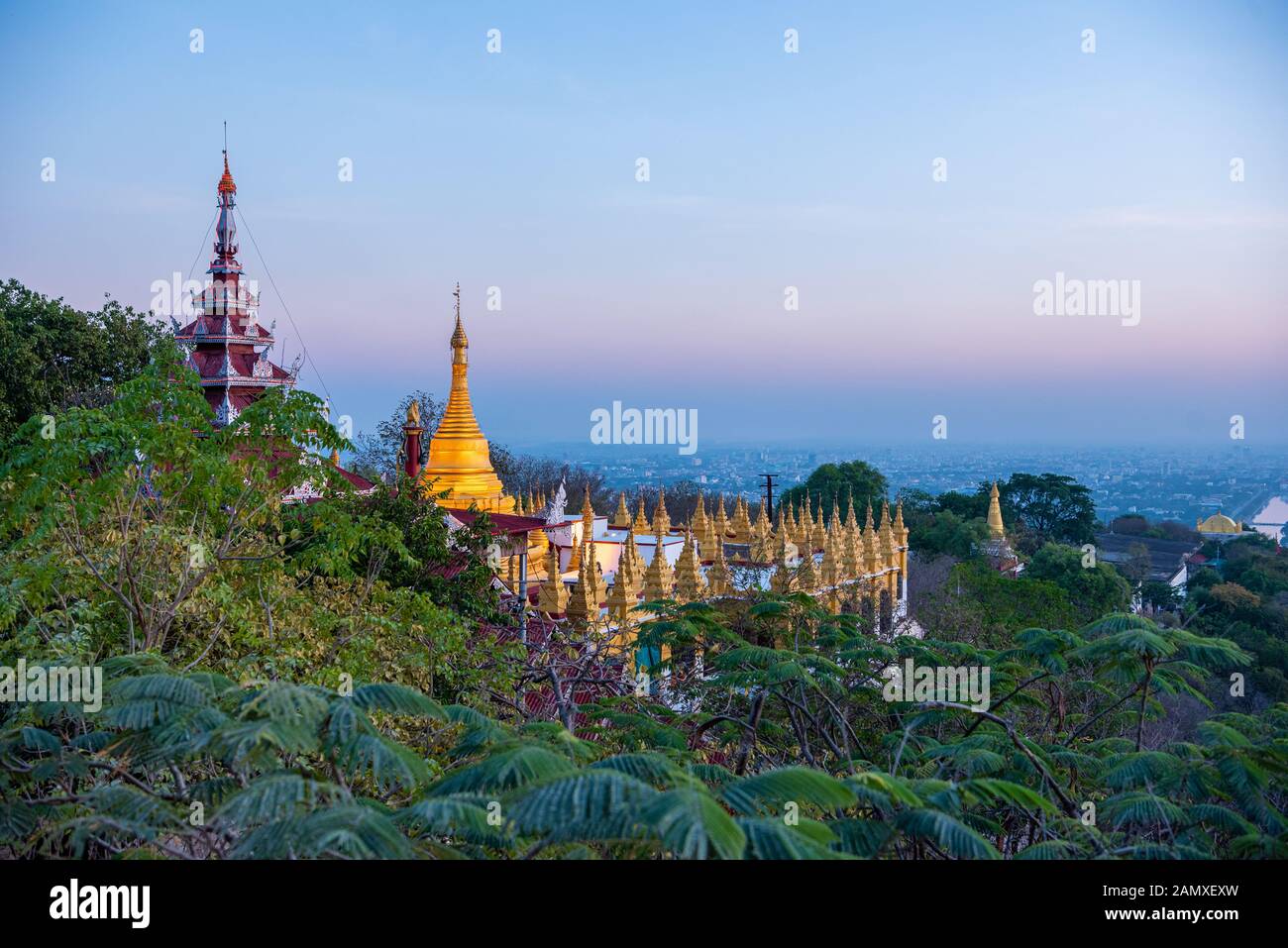 Sonnenuntergang vom Gipfel des Mandalay Hill, Mandalay, Myanmar Stockfoto