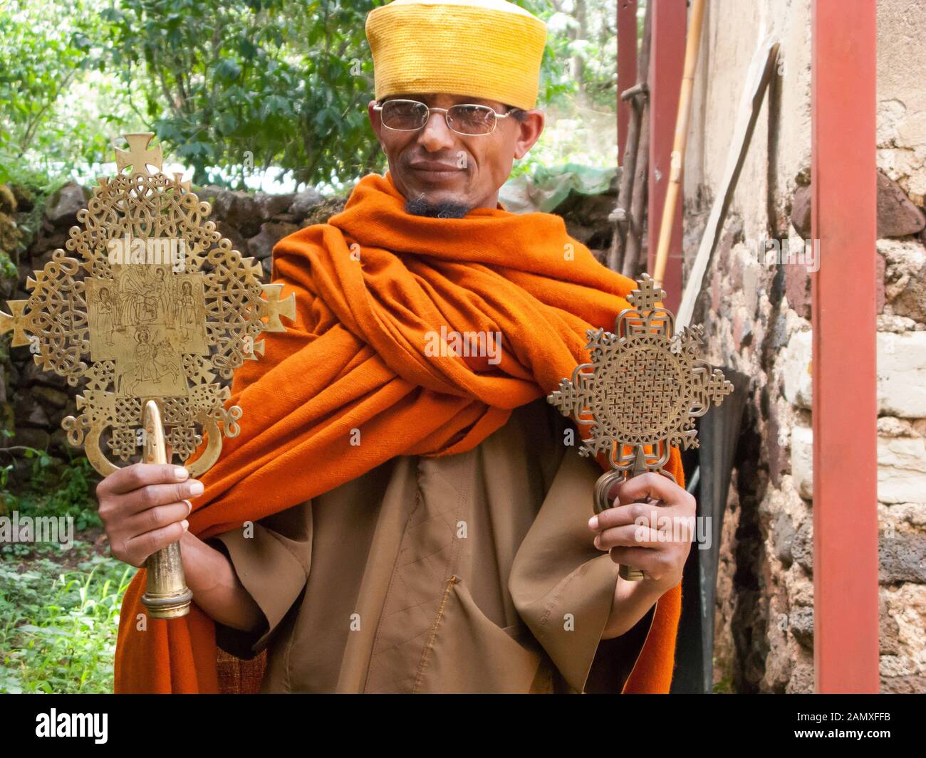 Priester in Bahir dar, der ein important-Kruzifix vor dem Kloster Kebran Gabriel, Kebran Gabriel Island, Lake Tana zeigt. Äthiopien. Stockfoto