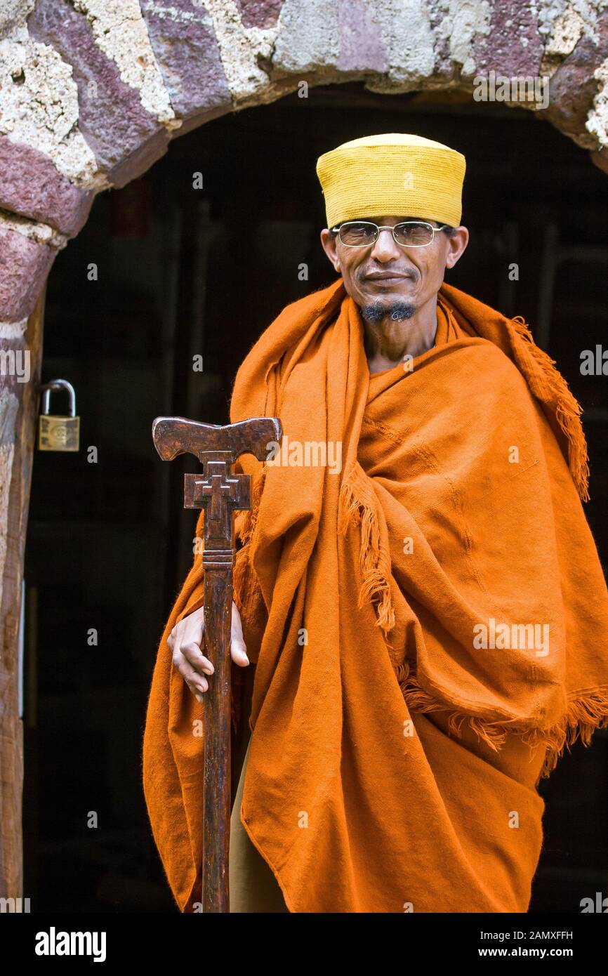 Priester in Bahir dar, der ein important-Kruzifix vor dem Kloster Kebran Gabriel, Kebran Gabriel Island, Lake Tana zeigt. Äthiopien. Stockfoto