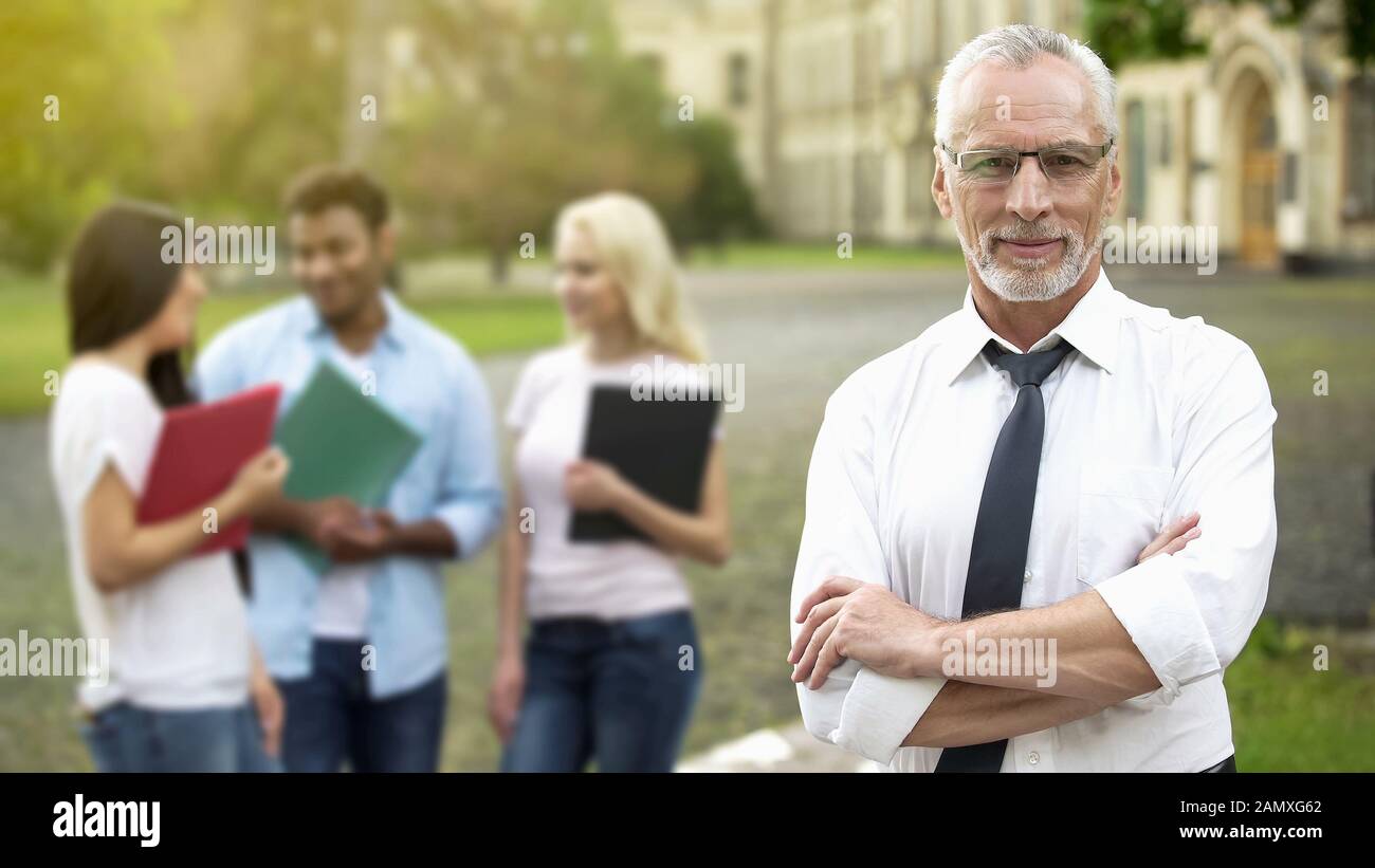 Erfolgreicher Professor mit überkreuzten Händen, Hochschulbildung, Zukunft Stockfoto