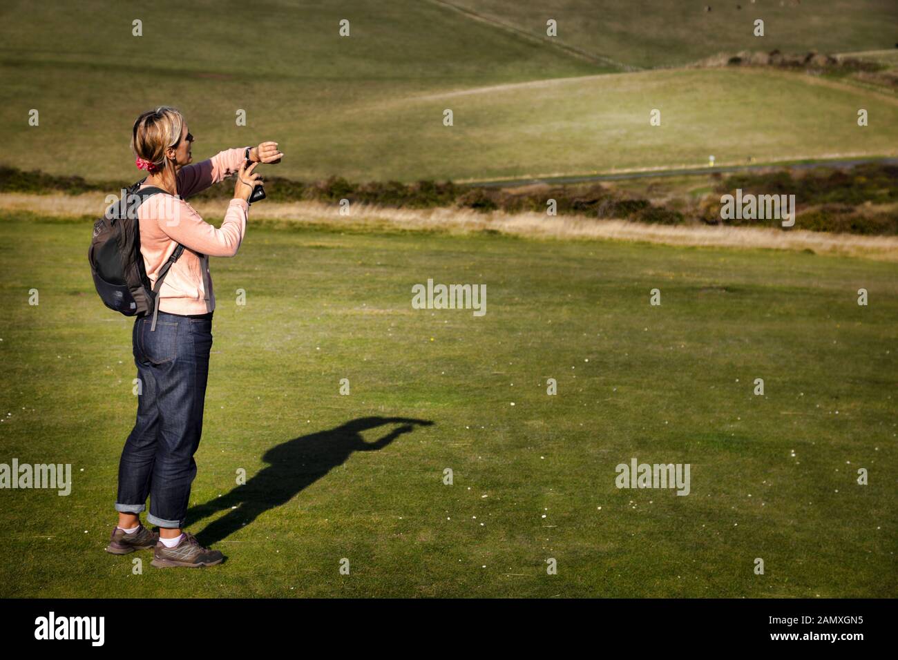 Walker schaut auf fitbit auf rgass Stockfoto