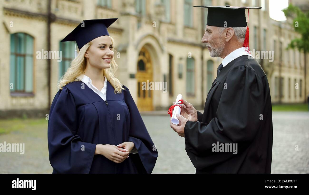 Die Kanzlerin der Universität, die ihren Abschluss gemacht hat, hat eine erfolgreiche Zukunft Stockfoto