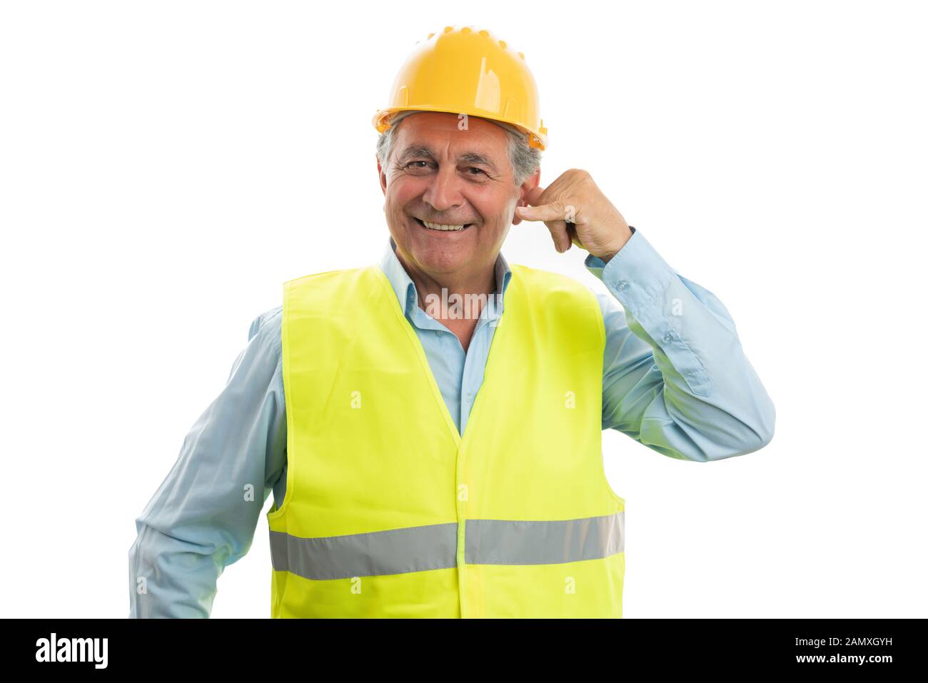 Alte builder Mann lächelnd, wie zum Telefonieren Geste mit Fingern auf weißem Hintergrund Stockfoto