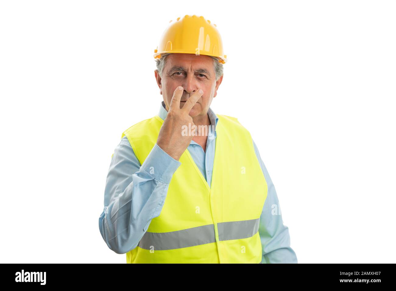 Ernsthafte alte männliche Bauarbeiter, Zeigefinger und Mittelfinger in die Augen, als sie begriff isoliert auf weißem Stockfoto