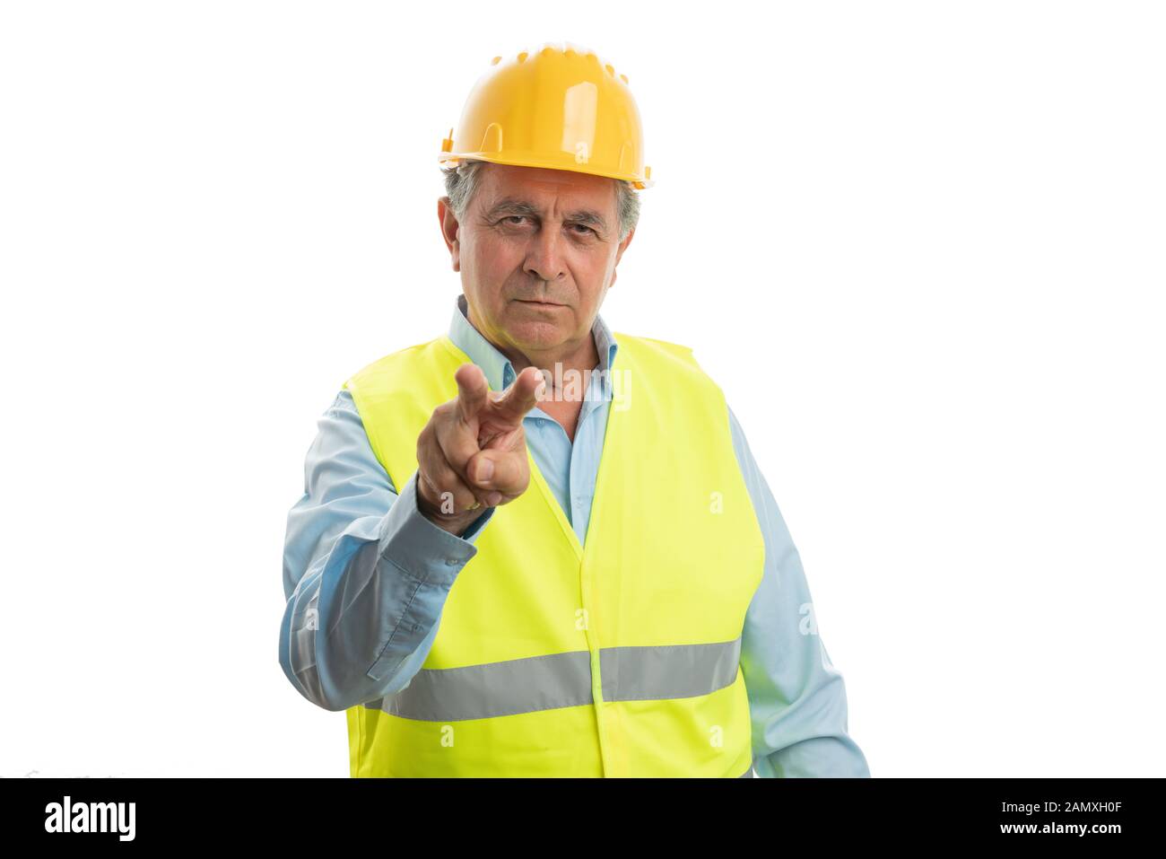 Angry Old männlichen builder Pointing Finger an die Kamera als Auge Kontakt Konzept auf weißem studio Hintergrund isoliert Stockfoto