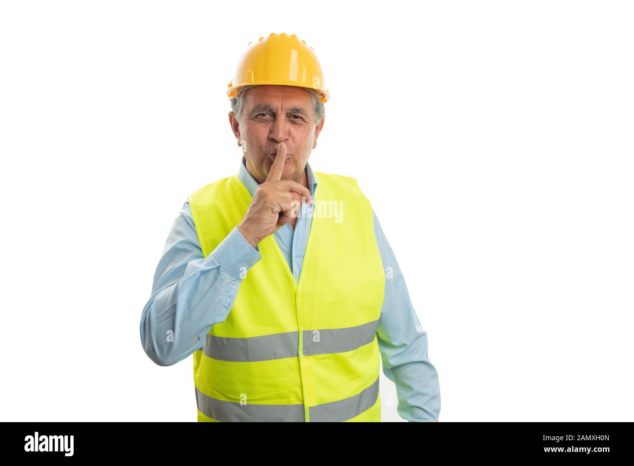 Alten männlichen Builder mit ernsten Ausdruck berühren Zeigefinger zum Mund als psst Geste auf weißem Hintergrund Stockfoto