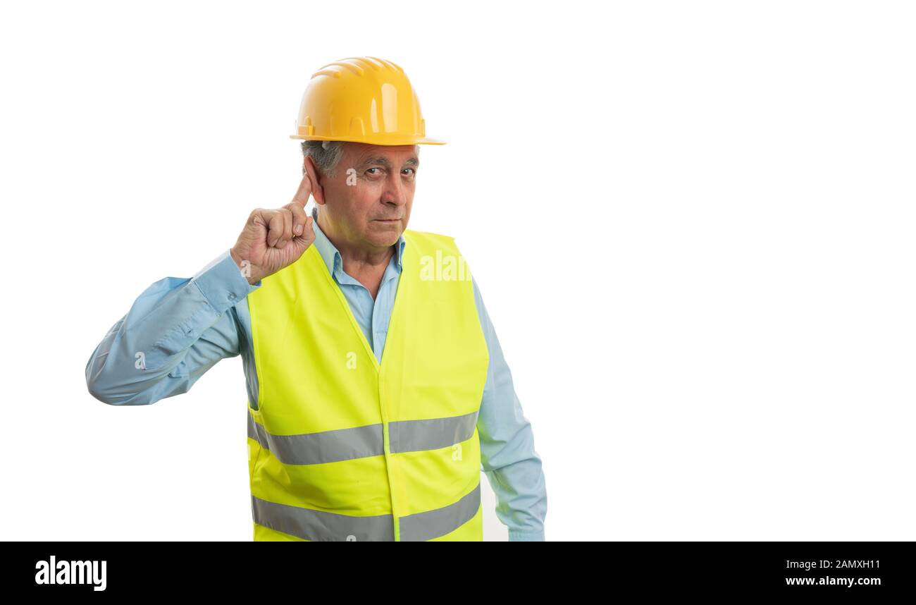 Alter Mann builder berühren Ohr mit Zeigefinger wie das Anhören von Secret auf weiße studio Hintergrund isoliert Stockfoto