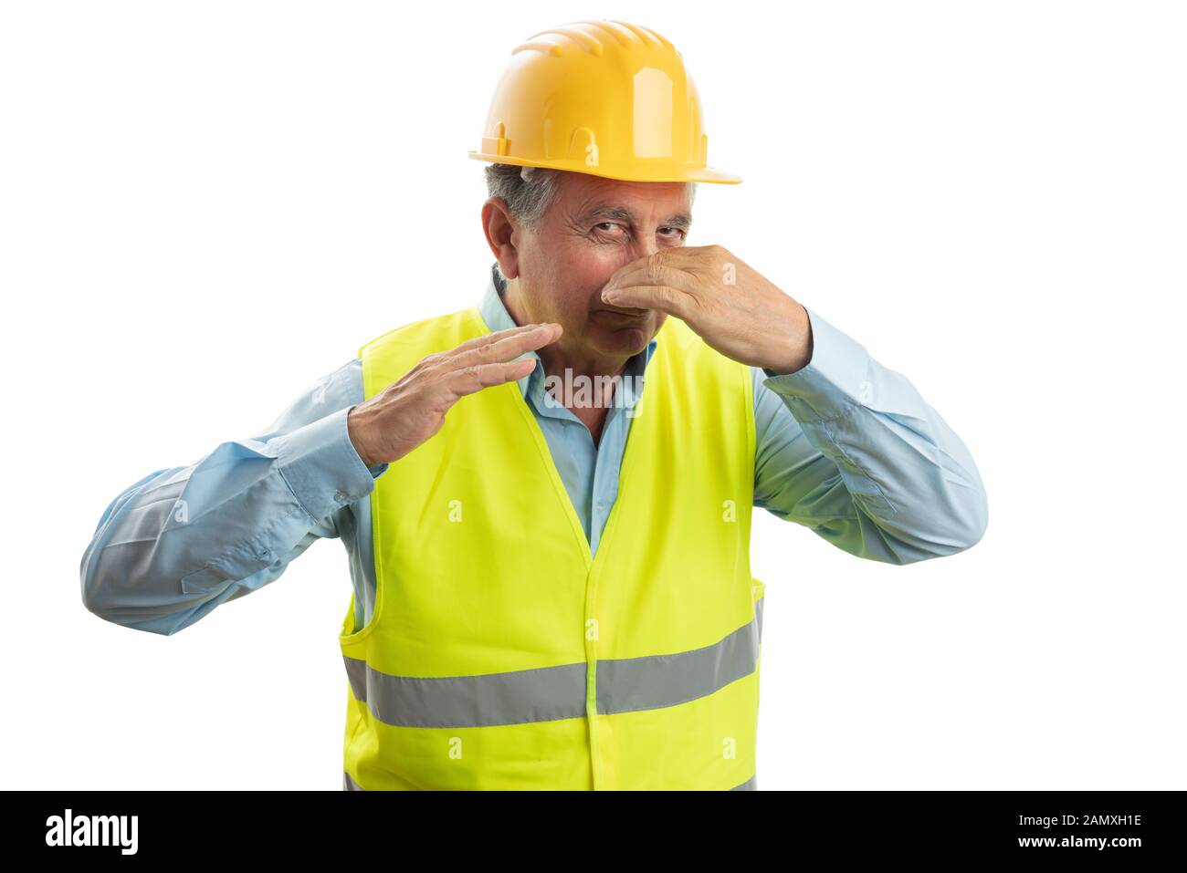 Alte builder Mann mit Nase mit der Hand als schlechten Geruch Geste auf weißem Hintergrund Stockfoto