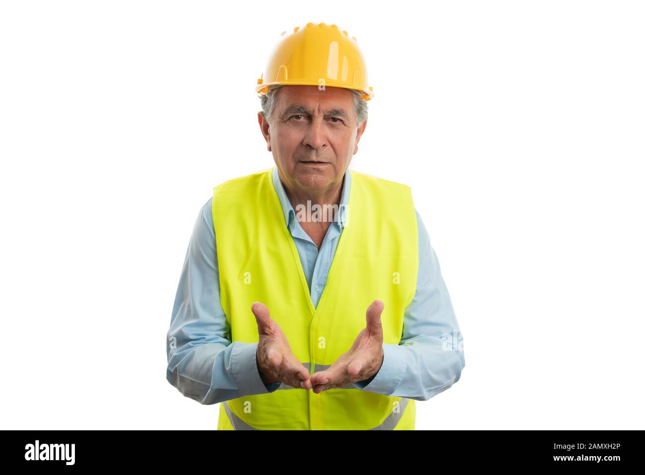 Alte Builder mit verwirrten Ausdruck und Geste Fragen stellen auf weißem studio Hintergrund isoliert Stockfoto