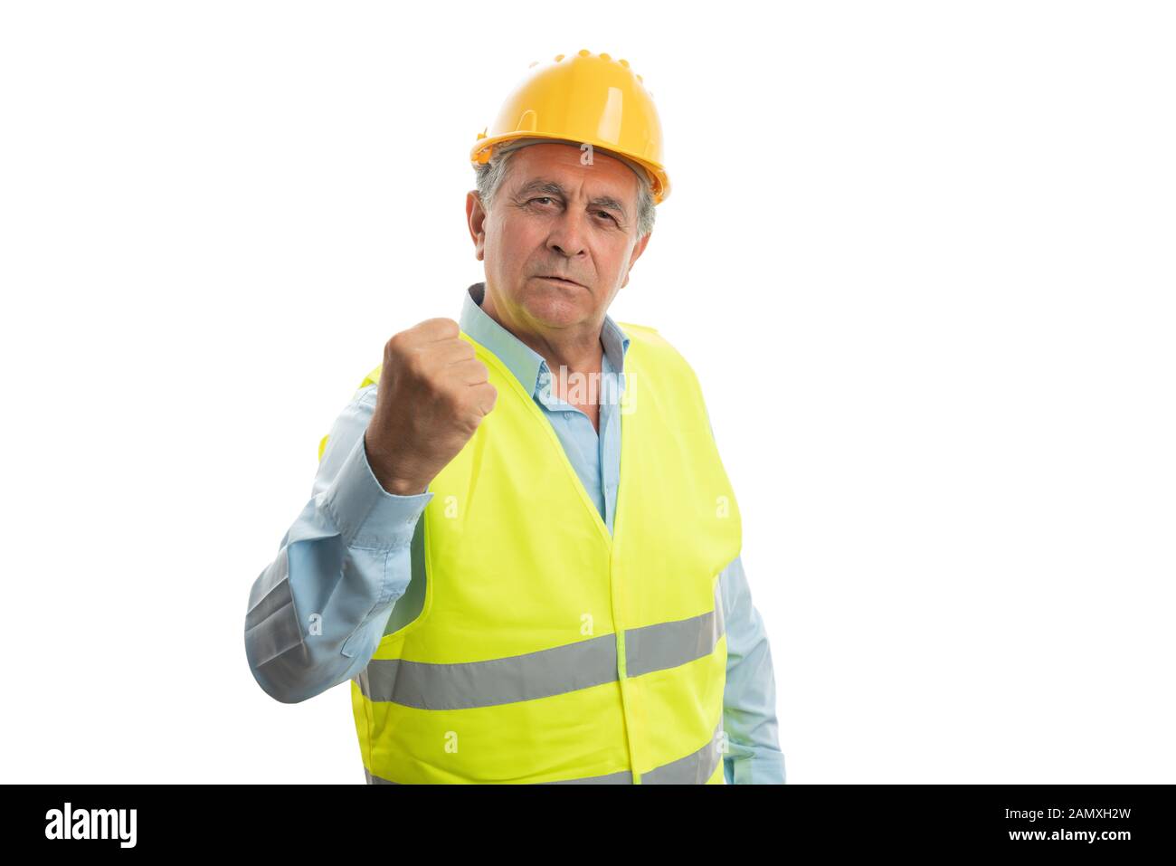 Aggressive männliche Bauarbeiter holding Faust als kämpfende Konzept auf weißem studio Hintergrund isoliert Stockfoto