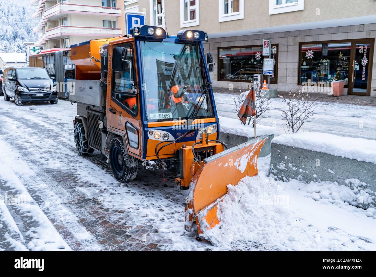 St. Moritz, Schweiz - 22. Dezember 2019 - Schnee säubert am 22. Dezember 2019 Lkw-Arbeiten, um Schnee von der Straße in St. Moritz, Schweiz zu räumen Stockfoto