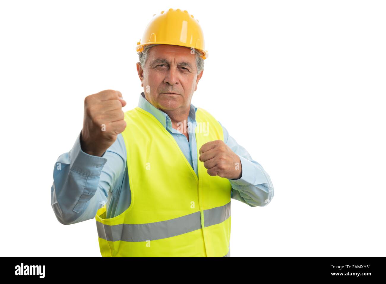 Alten männlichen Builder mit verärgerten Ausdruck zeigen Fäuste als aggressiv Konzept auf weißem Hintergrund Stockfoto