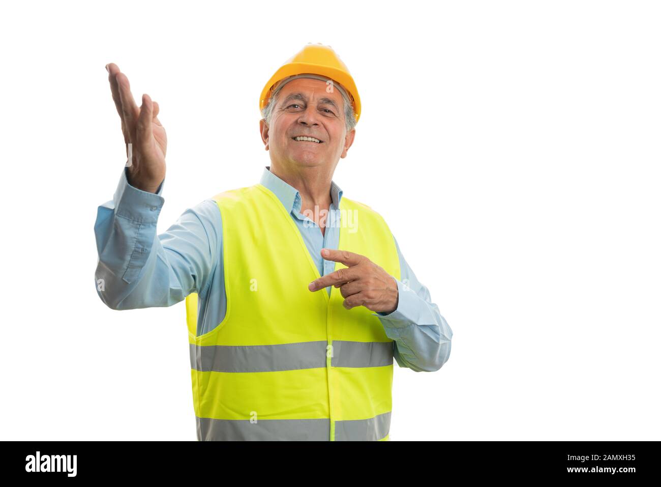 Freundliche alte männliche Builder präsentiert leer Copyspace mit Händen auf weißem studio Hintergrund isoliert Stockfoto