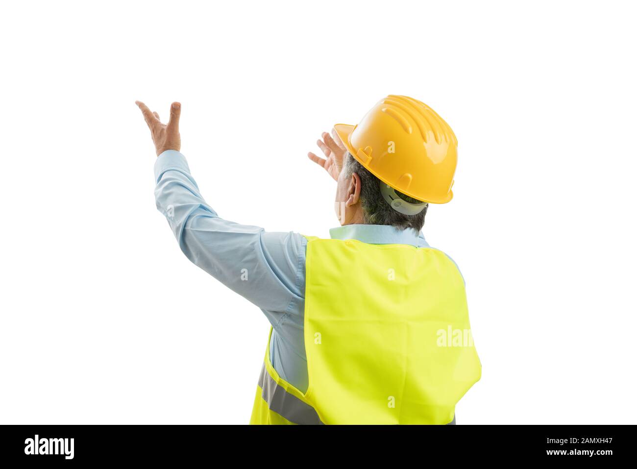 Alten männlichen Bauarbeiter mit leeren Händen tragen Copyspace mit fluoreszierenden Weste und hardhat auf weißem Hintergrund Stockfoto