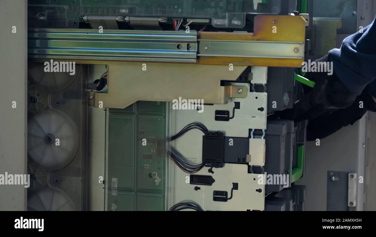 Automated Teller Machine von innen, CIT Guard Servicing ATM, Bankbetrieb Stockfoto