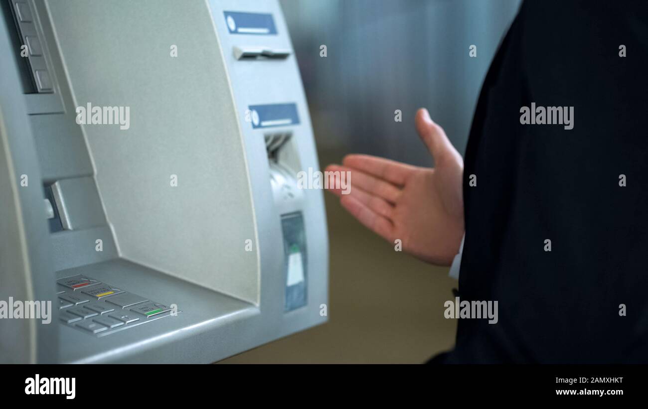 Der Kunde ärgerte sich über die Arbeit an Geldautomaten, die Karte steckte in der Maschine fest, das Bankensystem war defekt Stockfoto
