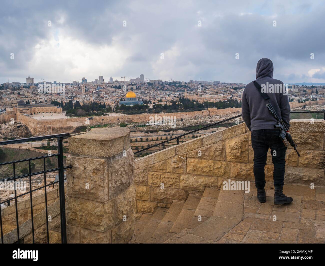 Junger Mann mit Maschinengewehr in Jerusalem. Stockfoto