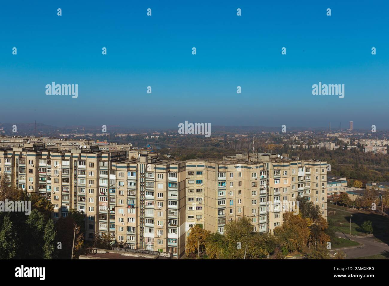 Stadtbild am Morgen, Blick von den Dächern der Stadt. Helle Stadtlandschaft in Krivoy Rog, Ukraine Stockfoto