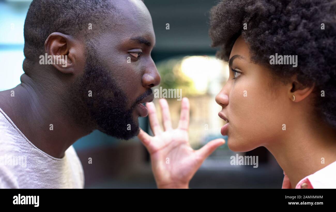 Mann und Frau sprechen aggressiv im Freien, Beziehungsschwierigkeiten, Konflikte Stockfoto