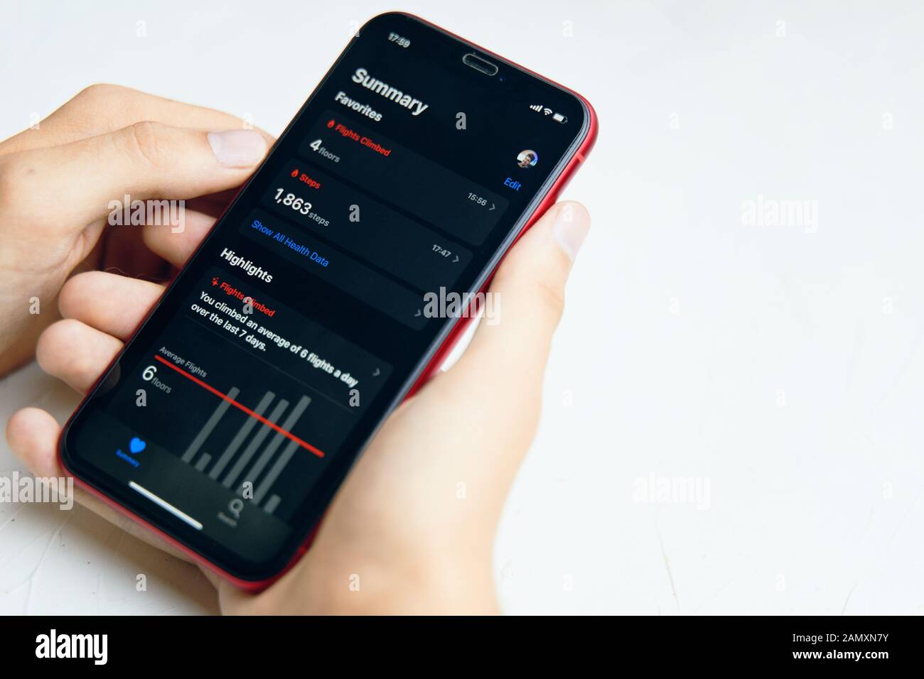 Bischkek, Kirgisistan - 6. Juni 2019: Neue Gesundheit Anwendung in Ios 13. Man verwendet eine neue App auf dem iphone X. Stockfoto