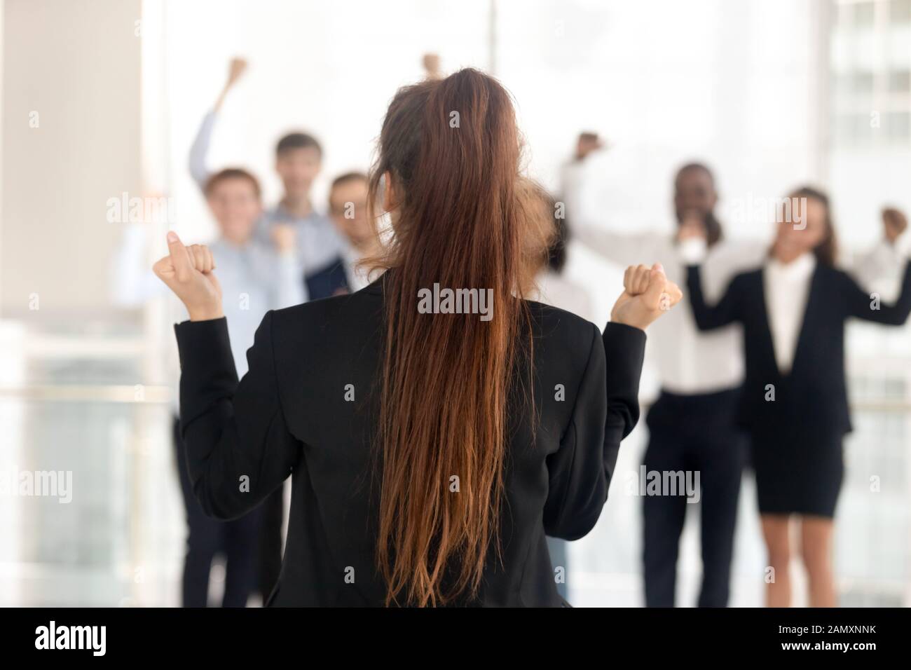 Erfolgreiche weibliche Teamchefin sprechen vereinheitlichen motivieren Kollegen Stockfoto