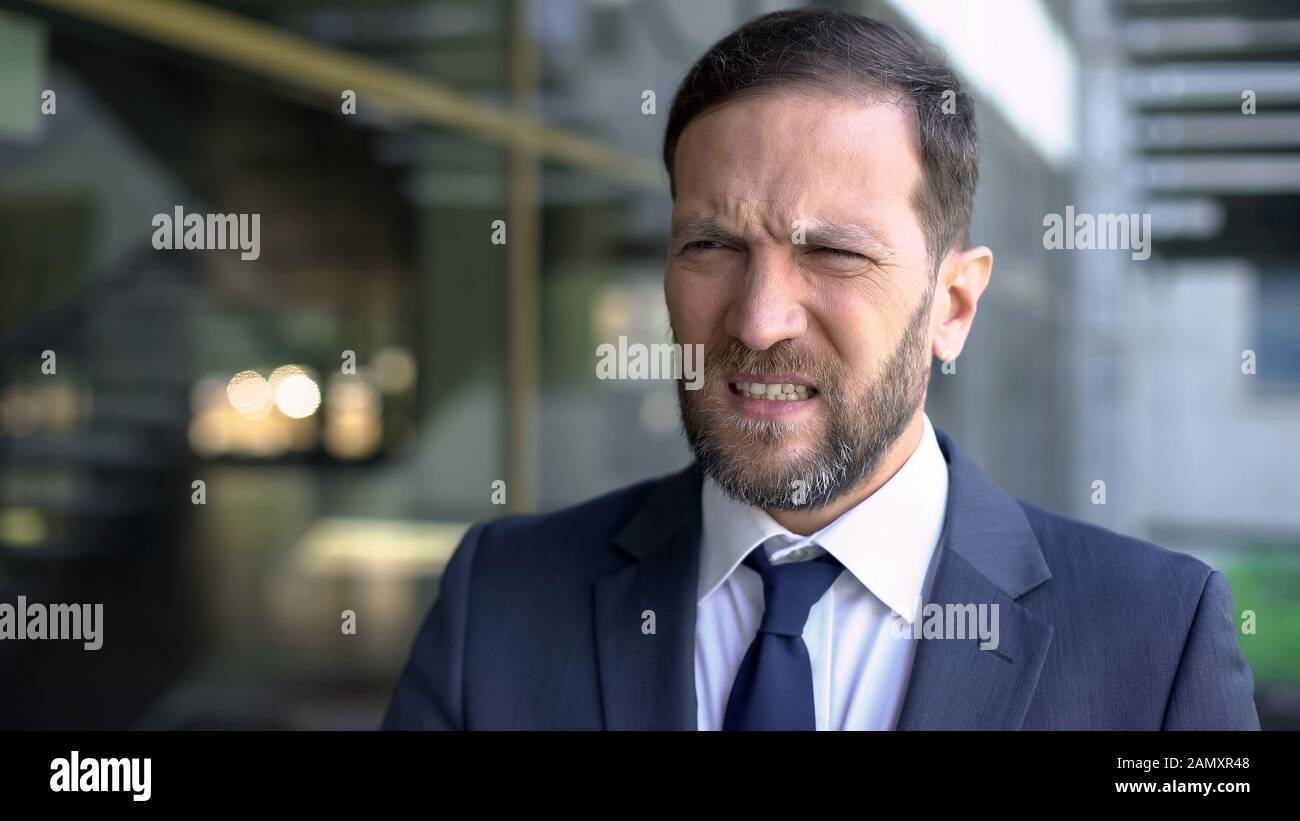 Männliche Angestellte spüren Schmerzen, Gesundheitsproblem, schlechtes Sehvermögen, medizinische Klinik Stockfoto
