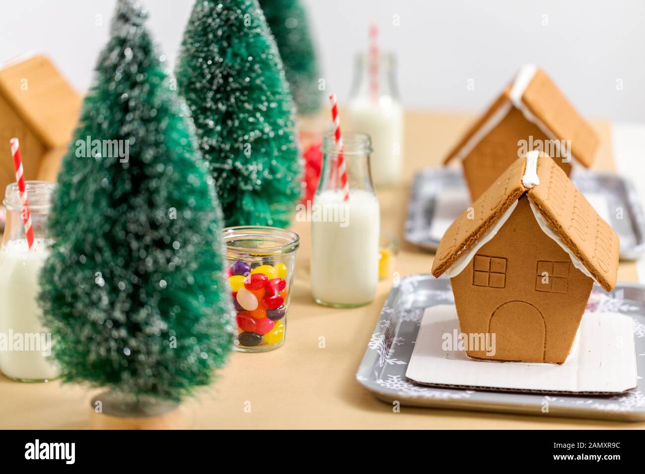 Kinder Partei kleine Lebkuchenhäuser mit Bonbons zu verzieren. Stockfoto