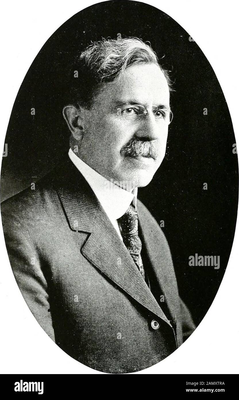 Quittapahilla . VJ==^ =.&lt;^-a ^oc ^^-rt ==! ^Vn,. -Td^uWyA-nti all ^ r,e ^ 4 o u V ^-U, P&lt;j&lt;/i Eleven. George DAXIKL G( ) SSARD, D.D.President West Virginia Normal and Classical Academy. 90; A.B., OtterbeinUniversity, 92: Bonelirake Theological Seminary, 96; Treuhänder des Leban-on Valley College, OS; D. D. Lebanon Valley College, 10; Pastor atMarion, Pa., u. B. Church, 97-99; Shippensburg, Pa., 99-02; BaltimoreSalem U. B. Church, 02-12; Spezialarbeit an der John Hopkins University;Präsident des Lebanon Valley College, 12-. Seite Tijjjehe JOHX E. LEHAIAX. A.AI.. SC.U Professor für Mathematik und A. Stockfoto