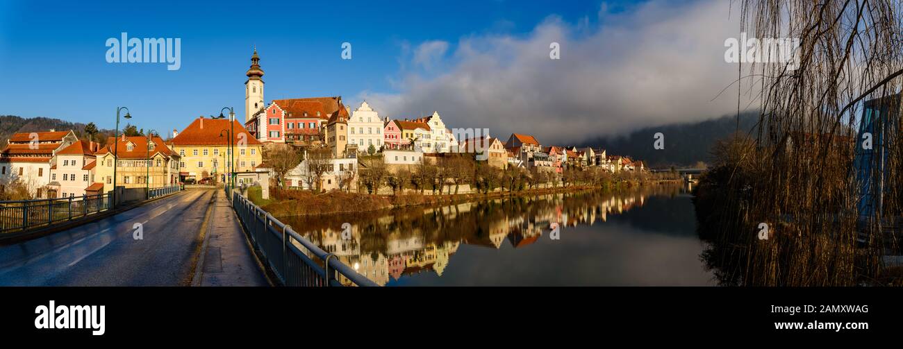 Frohnleiten panorama kleine Stadt oben Mur in der Steiermark, Österreich. Berühmte Reiseziel. Stockfoto