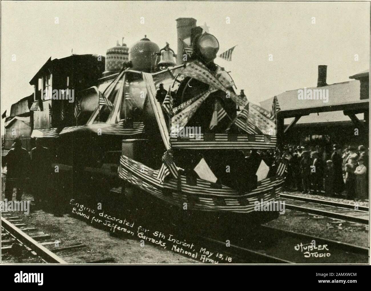 Marshall County im Weltkrieg, 1917-1918: Eine bildhafte Geschichte der Teilnahme der Gemeinde an allen Kriegsaktivitäten mit einem vollständigen Verzeichnis von Soldaten und Seeleuten im Dienst . Besondere ERHÖHUNG, GESENDET ZUR AUSBILDUNG DER AUTOMECHANIKER IN DER SCHULE, AUSTIN, TEXAS, 23. JULI 1918 Links nach rechts: Guy A. Bailey, Harry L. Berg, L. L. Stookey, Ray H. Breckenridge, Ralpli C. Brock. DER DEKORIERTE MOTOR, DER DIE FÜNFTE STUFE NACH JEFFERSONBARRACKS, MO., 13. MAI 1918 BEFÖRDERT Stockfoto