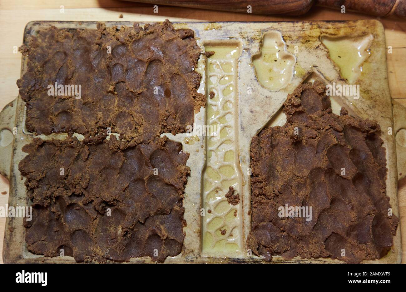 Keramik Haus-förmige Form für die Herstellung von Lebkuchen Haus die Wände und das Dach mit Teig eingedrückt Stockfoto