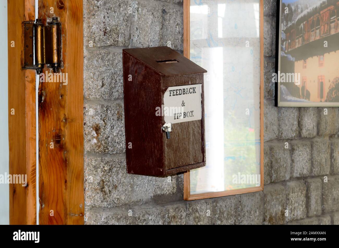 Holz- Anregung oder Beschwerde oder Briefkasten Montage an Tür Wand eines tourist resort Hotel rezeption Home Office zu verriegeln und sichern suggestio Stockfoto