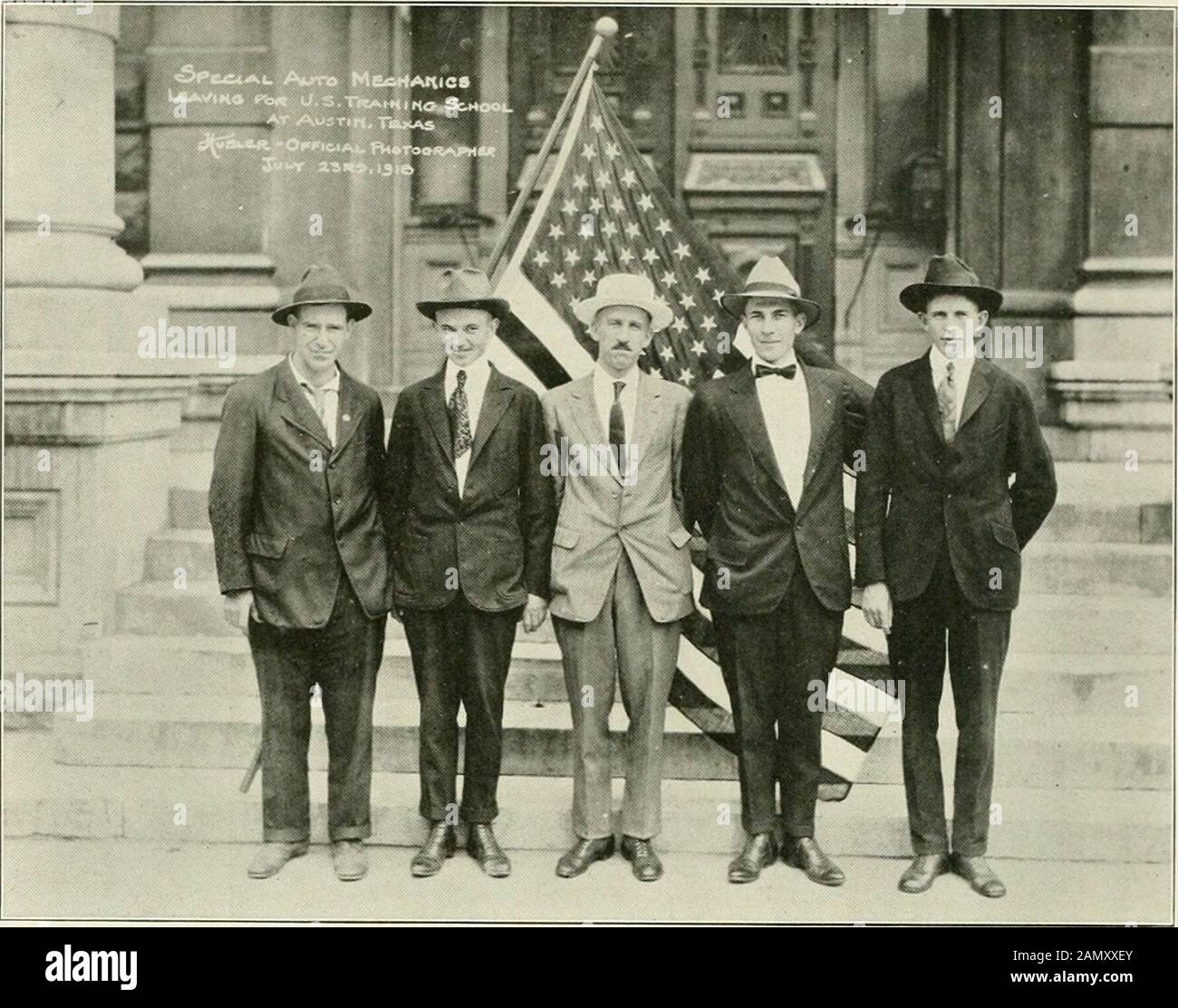 Marshall County im Weltkrieg, 1917-1918: Eine bildhafte Geschichte der Teilnahme der Gemeinde an allen Kriegsaktivitäten mit einem vollständigen Verzeichnis von Soldaten und Seeleuten im Dienst . o r3 •. Besondere ERHÖHUNG, GESENDET ZUR AUSBILDUNG DER AUTOMECHANIKER IN DER SCHULE, AUSTIN, TEXAS, 23. JULI 1918 Links nach rechts: Guy A. Bailey, Harry L. Berg, L. L. Stookey, Ray H. Breckenridge, Ralpli C. Brock Stockfoto