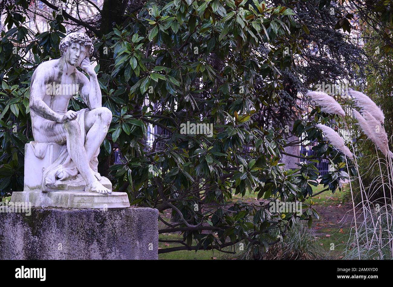 Paris/Frankreich, 12.05.2015; Skulptur von Jean Valette im Jardin du Luxembourg: Il dispetto. Grüner Hintergrund mit Zweigen. Stockfoto