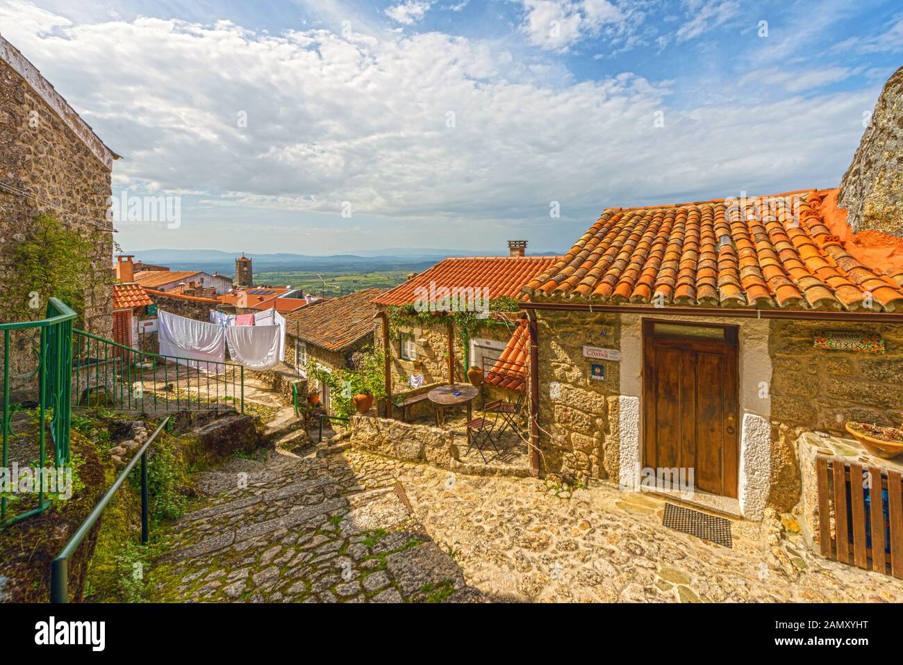 Blick auf die Straße im Dorf Monsanto, Portugal Stockfoto