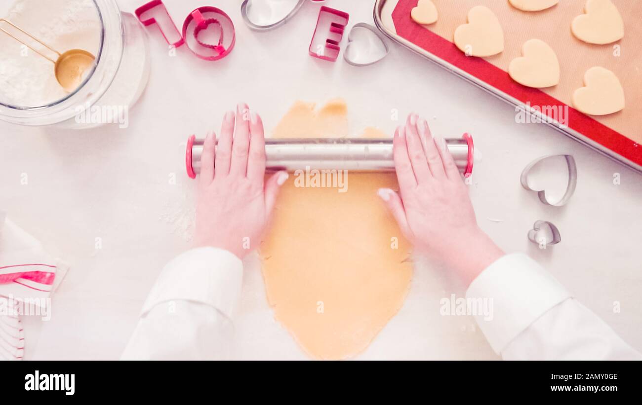 Flach. Schritt für Schritt. Rolling Zucker Plätzchenteig mit Metall Rolling Pin. Stockfoto